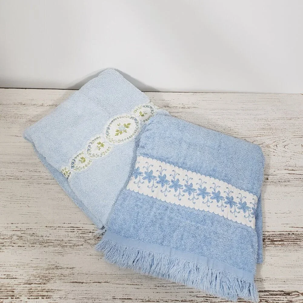 2 Wamsutta Vintage Blue Embroidered Bath Towels Great pre-owned condition